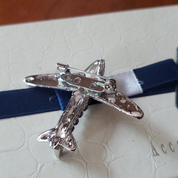 Crystal brooch Aviation gift with this gorgeous purple'lish crystal airplane - Picture 3 of 3